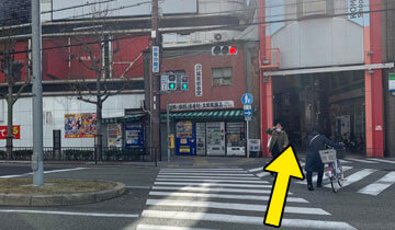 地下道を出ると横断歩道があり、信号を渡ると駒川商店街があるため、駒川商店街の中へ入ります